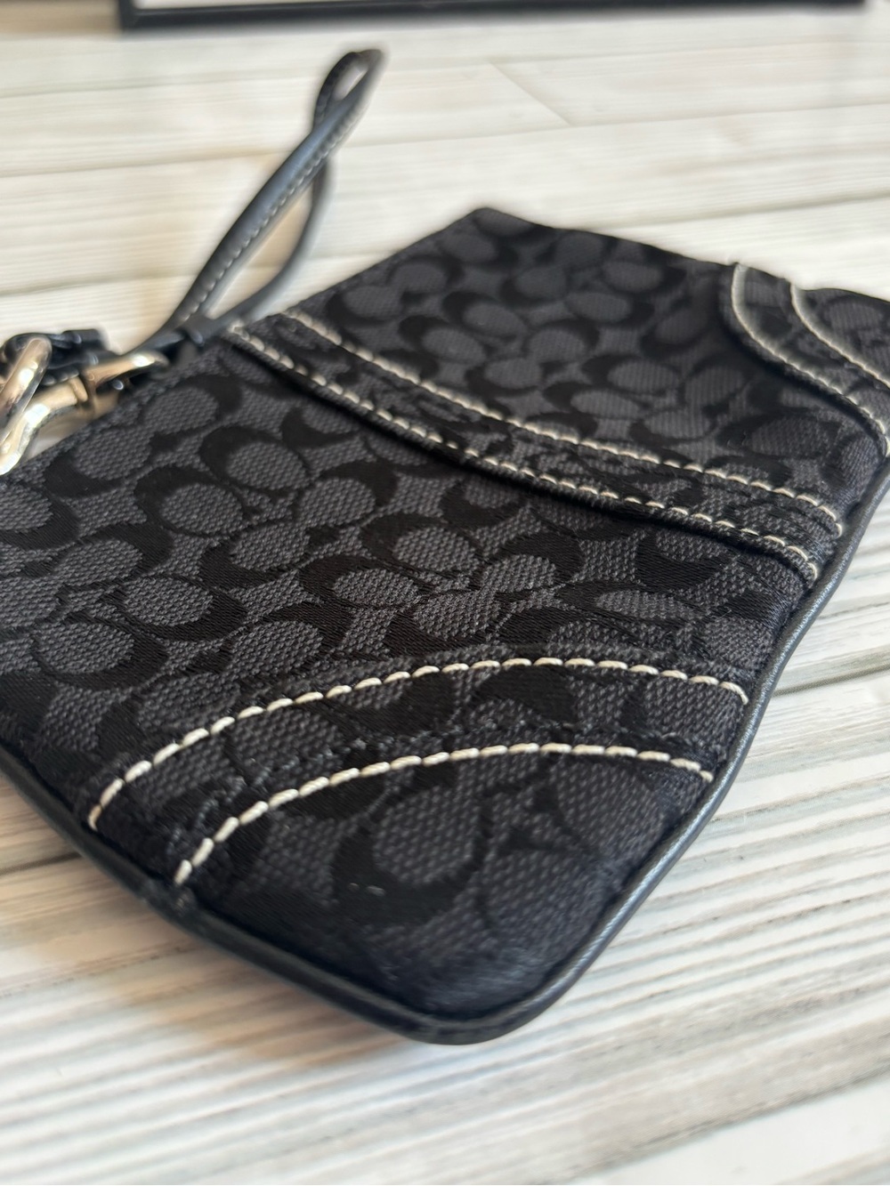 Coach signature canvas wristlet with white contrast stitching - Picture 3 of 8